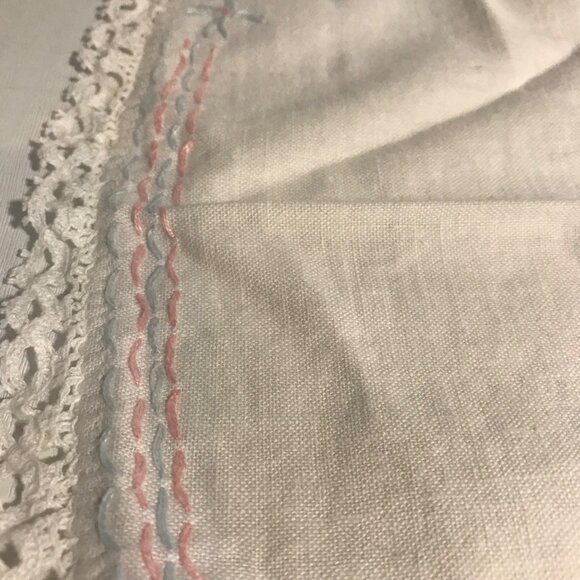 Vintage Hand Embroidered Lace Doilies 2 Round 3 Oval Pink Blue Knitted Edge - Picture 11 of 15